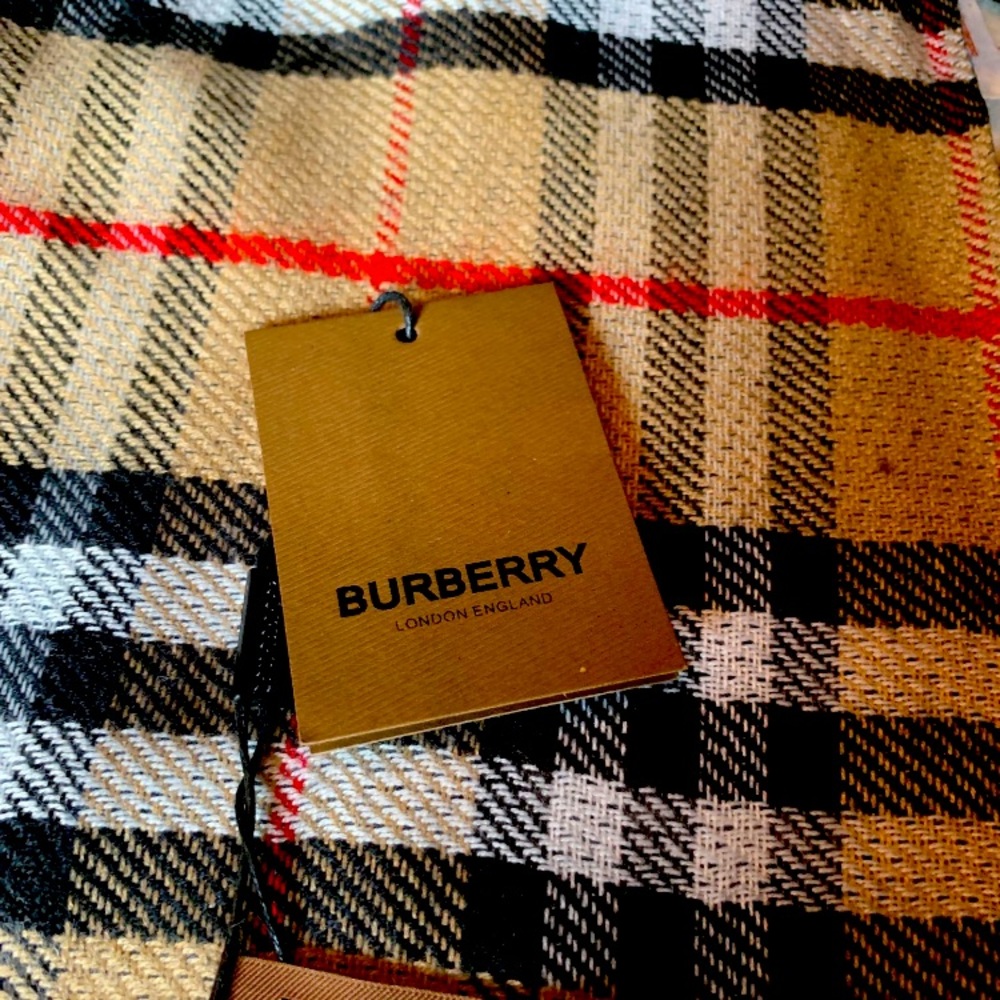 Burberry scarf brand new,